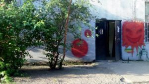 Подъезд здания, где расположена мастерская бумаги Лектон