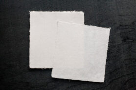 Ручная бумага из пеньки имеет белый цвет с тёплым кремовым оттенком