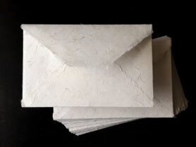 Для конверта используется бумага Лектон ручного литья из пеньки с включениями тонких цветных волокон. Цвет бумаги натуральный белый с небольшим кремовым оттенком. Размер конверта 10*16 см.