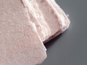 Цветная бумага ручного литья, формат А6, пенька с хлопком, холодный розовый